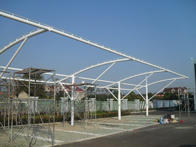 候車廳膜結(jié)構(gòu),膜結(jié)構(gòu)停車棚